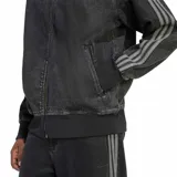 Campera Adidas Originals modelo Adicolor Denim Firebird, confeccionada en algodón denim de efecto desgastado. Presenta cuello alto, cierre frontal completo, bolsillos laterales y las clásicas franjas de la marca a lo largo de las mangas. Incluye el logotipo del Trifolio bordado en el pecho.