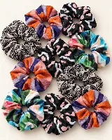 Colita de pelo estampada con diseño fruncido, ideal para recoger el cabello o usar como accesorio en la muñeca.