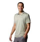 Polo Columbia Hike de manga corta, color verde melange con tecnología Omni-Wick, cuello camisero con cierre frontal de tres botones y logo de la marca bordado en el pecho.