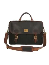 Maletín unisex de diseño clásico, confeccionado en canvas encerado de color verde oscuro con detalles en cuero natural marrón. Cuenta con solapa frontal con cierre de hebillas metálicas, asa superior reforzada y placa metálica con el logo de la marca.