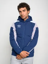 Campera deportiva Umbro con capucha, cierre frontal y bloques de color. El cuerpo principal es azul marino, los hombros son blancos y las mangas tienen paneles laterales en gris claro.
