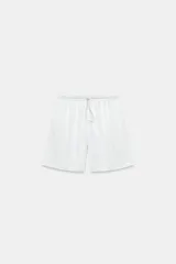Bermuda satinada de tiro medio color blanco, con cintura elástica ajustable mediante cordón con stopper.