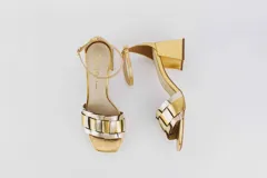 Sandalias doradas con taco bloque de 5 cm y capellada combinada en dorado y negro.