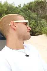 Collar plateado con cadena de eslabones y dije de cerezas negras.