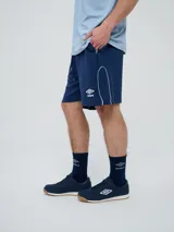 Bermuda deportiva Umbro modelo Veliz para hombre, color negro con detalles en blanco, cordón ajustable en la cintura y logo bordado en la pierna izquierda.