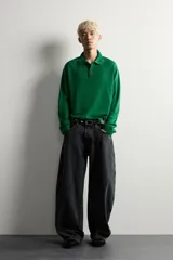 Polo de punto de manga larga en color verde, confeccionado en hilatura de lana. Presenta cuello solapa, cierre frontal con botonadura y acabados en rib en puños y bajo.