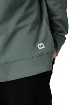 Buzo de cuello redondo color verde militar, confeccionado en French terry con puños, cuello y cintura de canalé. Cuenta con una pequeña etiqueta con el logo de la marca en el dobladillo inferior izquierdo.