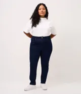 Pantalón skinny de jean en color azul marino, de tiro alto y corte ajustado. Presenta bolsillos delanteros y traseros, trabillas en la cintura y cierre de botón y cremallera.