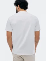 Remera celeste de manga corta con cuello redondo y bolsillo aplicado en el pecho.