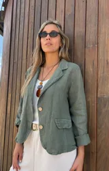 Blazer verde militar de lino con corte entallado, solapas clásicas, cierre con dos botones, bolsillos delanteros y mangas 3/4 con detalle de botón.