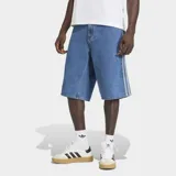 Short de jean estilo bermuda de corte holgado, color azul medio. Presenta las icónicas tres rayas laterales de Adidas en tono más claro y cierre de botón frontal. Incluye bolsillos delanteros y traseros.