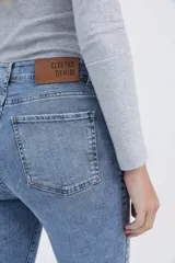 Jean skinny de tiro alto color celeste, con zócalo irregular y pinza de entalle en botamangas.