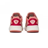 Championes Adidas modelo Falcon W, con diseño retro inspirado en los años 90. Presentan una combinación de tonos rosados y detalles en contraste, confeccionados en malla y gamuza con una entresuela gruesa de EVA para mayor amortiguación.