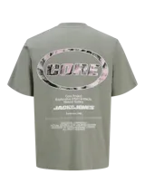 Remera verde militar de algodón con cuello redondo y manga corta. Estampado en la espalda con diseño ovalado que contiene la palabra 'CORE' y texto con la leyenda 'Core Project Explorative Effort Artifacts Natural Gallery JACK&JONES Established 1990'.