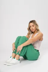 Zapatillas acordonadas de cuero color blanco con puntera de gamuza gris y detalles en verde.