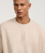 Remera masculina oversize de tejido tipo gamuza sintética (suede) de color negro, con cuello redondo, mangas cortas y detalle de bordado de cruz en el frente.