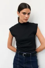 Polera negra sin mangas de algodón y cuello alto.