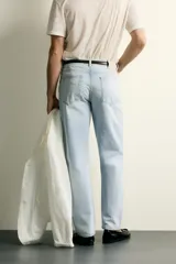 Pantalón jeans de corte recto, color celeste claro con efecto lavado, de cinco bolsillos y tiro medio.