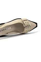 Zapato de cuero color beige con taco bloque negro, punta cuadrada y tira trasera con ajuste elástico.