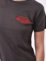 Remera de algodón color verde musgo, con cuello redondo, mangas cortas y estampa frontal con la frase 'thank u, next' en color negro.