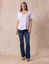 Remera blanca de lino con mangas cortas y fruncido en los hombros.