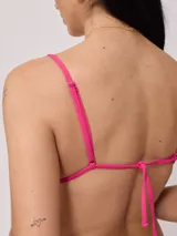 Top de bikini Rusty modelo Melina, color negro, con diseño triangular y tirantes finos ajustables.