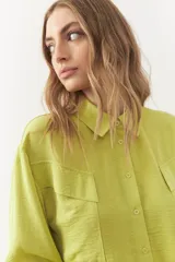 Camisa blanca de manga larga con dos bolsillos grandes con solapa en el pecho.