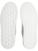 Zapatillas urbanas de cuero color gris claro, con detalle en el talón color borgoña, cordones blancos y suela chunky blanca.