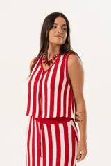 Chaleco tejido a rayas rojas y blancas con escote en V y cierre con ganchitos.