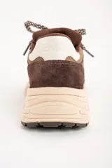 Zapatillas deportivas de cuero marrón con detalles en beige y blanco.