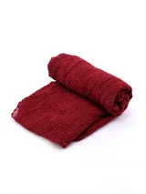 Bufanda rectangular negra con textura de tejido arrugado y detalles de hilos plateados.