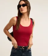 Blusa musculosa Cortelle de poliamida color naranja, con escote en U y tirantes anchos.