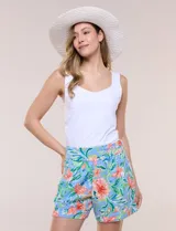 Short de calce relajado de rayón, con estampado floral en tonos celestes, naranjas y verdes. Cuenta con pretina lisa en el delantero y elástico posterior, bolsillos diagonales y pierna ancha.