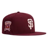 Gorro New Era 59FIFTY color bordó con logo de los San Francisco Giants bordado en blanco en el frente y parche conmemorativo del 50 aniversario en el lateral.