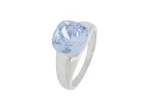 Anillo de plata con cristal celeste facetado de forma cuadrada.