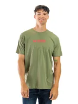 Remera de manga corta y cuello redondo, color verde oliva desgastado, con un pequeño estampado frontal en color rojo que incluye dos cerezas y texto.