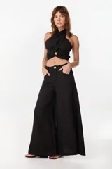 Top color blanco de lino italiano, con diseño de escote halter pronunciado, espalda descubierta y nudo frontal.