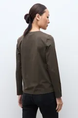 Remera de manga larga color verde oliva, con cuello redondo y detalle de botones metálicos en los puños.