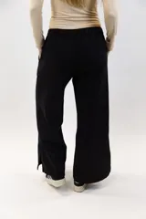 Pantalón deportivo wideleg de color azul marino, con cintura elástica y bolsillos laterales amplios.
