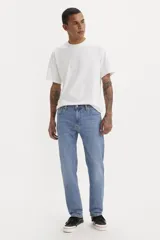 Pantalón de jean celeste de corte slim fit, tiro medio y cinco bolsillos.