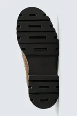 Zapato de cordones estilo trekking para hombre, confeccionado en piel con acabado de serraje color marrón. Presenta enganches metálicos para los cordones, cuello acolchado en color negro y una suela de goma con volumen y efecto moteado.