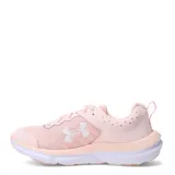 Championes de running Under Armour Charged Assert 10 para mujer, en color rosado con entresuela blanca y suela tricolor. Presenta capellada de malla transpirable, detalles sintéticos y el logo de la marca en el lateral.