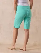 Bermuda color beige de gabardina elastizada, marca Ruby Rd. Tiene pretina ancha elastizada, bolsillos simulados en la parte delantera y bolsillos aplicados en la parte trasera.