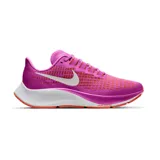 Championes de running Nike Air Zoom Pegasus 37 para mujer, en color fucsia con detalles en naranja y logo blanco. Cuentan con unidad de amortiguación Air Zoom en la puntera y espuma de alta capacidad de respuesta para un uso diario.
