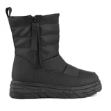 Bota de media caña negra con plataforma y cierre lateral.