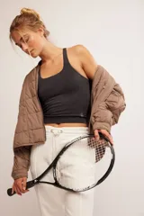 Musculosa gris oscuro de tejido elástico, con escote cuadrado y breteles anchos.