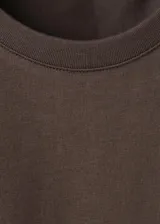 Camiseta marrón de corte recto y mangas cortas, con cuello redondo y pequeño estampado alusivo al café en el pecho.