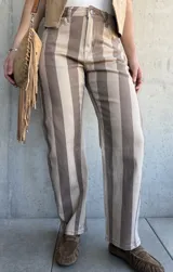Jean de tiro medio con diseño de rayas verticales en tonos beige y marrón, corte recto y con elastano.