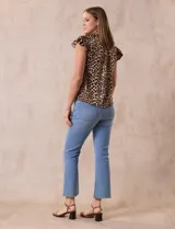 Camisa de satén con estampado animal print de leopardo, cuello clásico con solapa, escote en V, cierre frontal con botones y mangas cortas amplias con volados. Marca Alex & Lili.