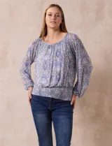 Blusa de microtul estampada, marca Harper, con forro interno a tono, mangas largas fruncidas y ruedo smock.